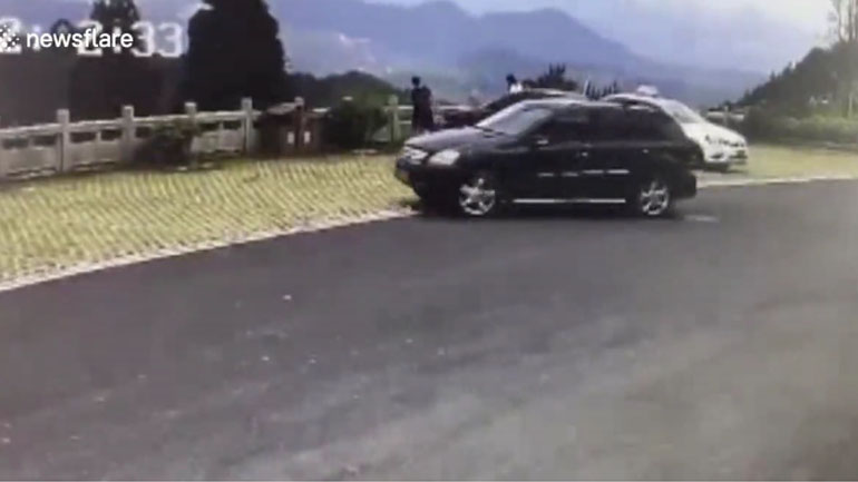 Πήγε να παρκάρει και έπεσε στον γκρεμό! Πήγε να παρκάρει και έπεσε στον γκρεμό!