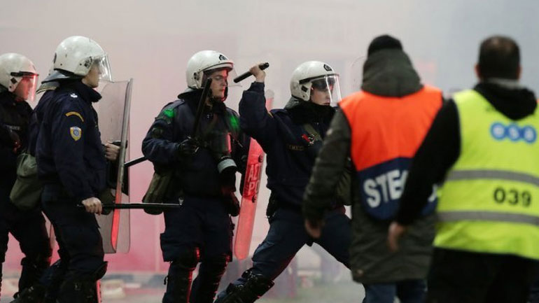 «Ντου» οπαδών της ΑΕΚ στον σύνδεσμο του ΠΑΟΚ στην Ομόνοια «Ντου» οπαδών της ΑΕΚ στον σύνδεσμο του ΠΑΟΚ στην Ομόνοια