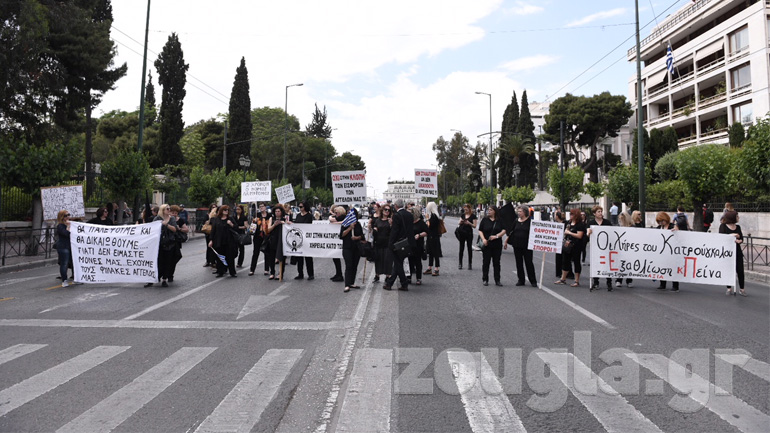 Καθιστική διαμαρτυρία πραγματοποίησαν χήρες στρατιωτικών