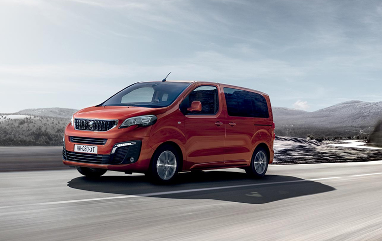 Οι προσφορές αφορούν και σε επαγγελματικά οχήματα (στη φωτό το Traveller)