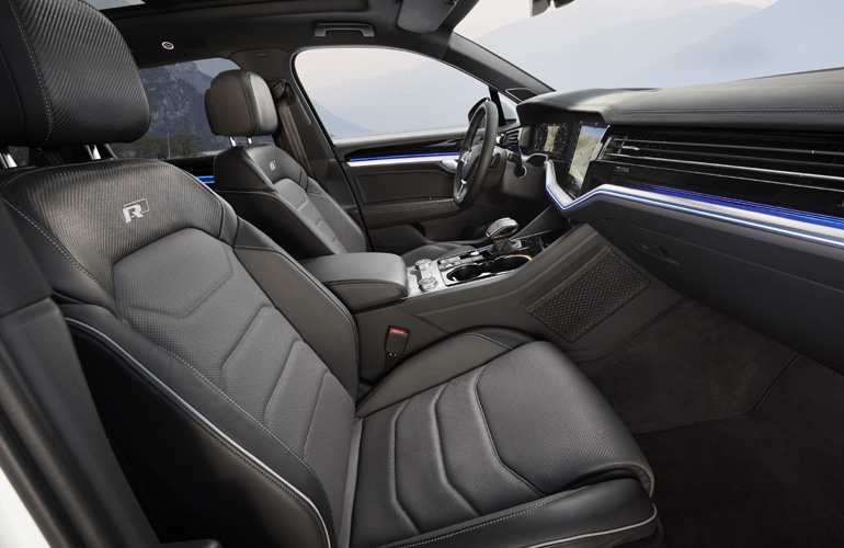 Στο εσωτερικό υπάρχουν 30 διαφορετικές LED αποχρώσεις φωτισμού