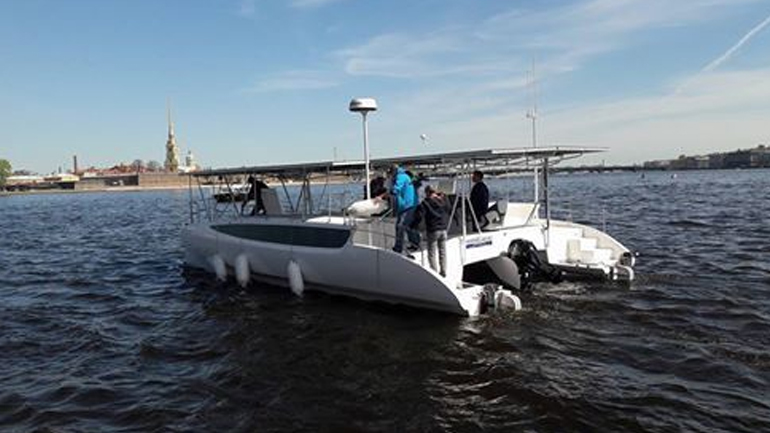 To πρώτο ρωσικό καταμαράν που κινείται με ηλιακή ενέργεια