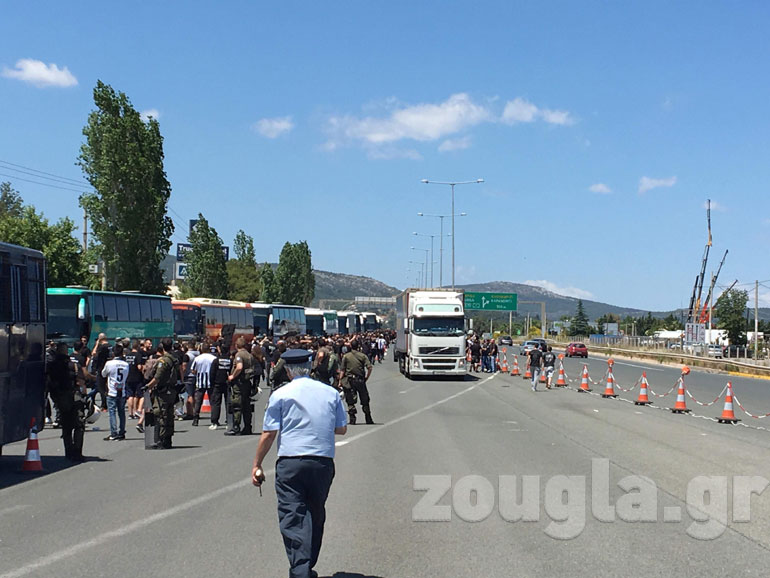 Οι οπαδοί του ΠΑΟΚ στις Αφίδνες (Φωτογραφία: Νίκος Χριστοφάκης)