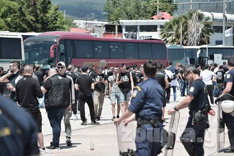 Οι οπαδοί του ΠΑΟΚ στα διόδια (Φωτογραφία: Νίκος Χριστοφάκης)