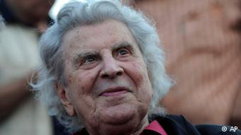 Όπως όλοι γνωρίζουμε ο Μίκης Θεοδωράκης έγινε ένας από τους συνθέτες με τη μεγαλύτερη δυνατή επίδραση, γράφει η εφημερίδα Die Welt 