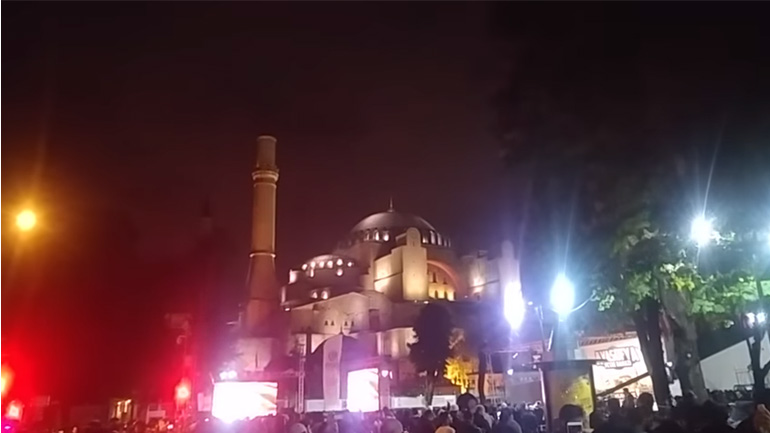 Εκατοντάδες Τούρκοι προσευχήθηκαν έξω από την Αγία Σοφία