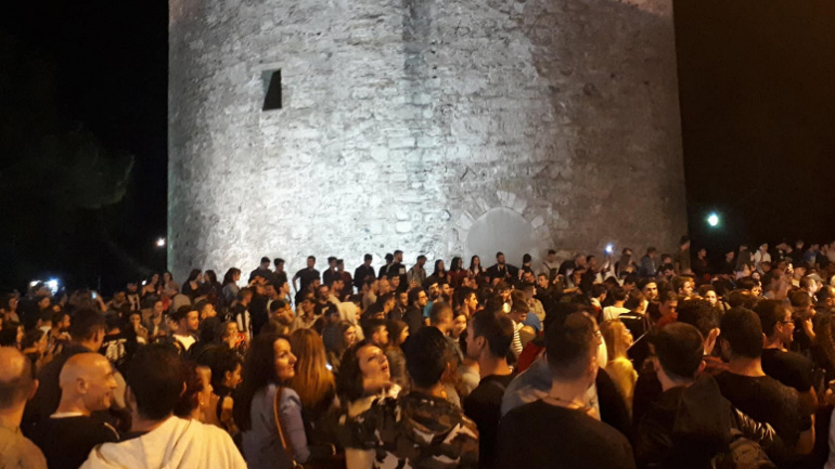 Γιορτάζουν στον Λευκό Πύργο οι οπαδοί του ΠΑΟΚ