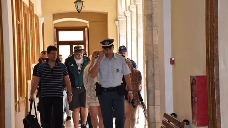 Αθώοι οι 8 του «Ρουβίκωνα» για την εισβολή στο δημαρχείο Τήνου