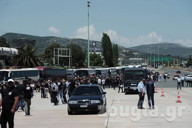 Τα λεωφορεία του ΠΑΟΚ στις Αφίδνες (Φωτογραφία: Νίκος Χριστοφάκης)