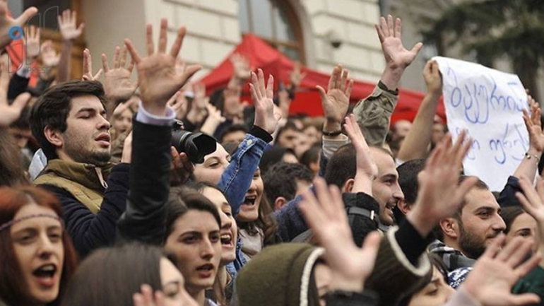 Γεωργία: Διαδηλώσεις στην Τιφλίδα μετά τις επιδρομές της αστυνομίας σε νυχτερινά μαγαζιά