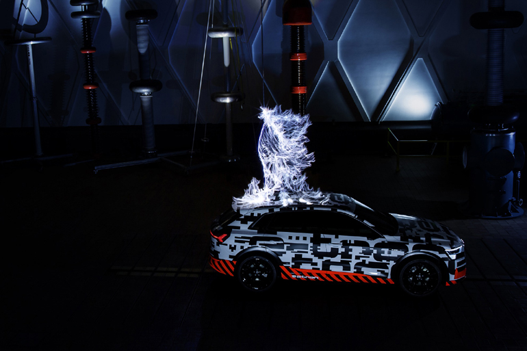Στην οροφή του Audi e-tron χόρευαν εκθαμβωτικές λάμψεις φωτίζοντας την αίθουσα