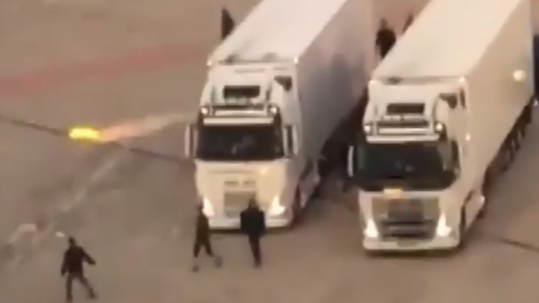 Αλλοδαπός απείλησε με όπλο οδηγό φορτηγού στην Πάτρα – Έρευνες του λιμενικού Αλλοδαπός απείλησε με όπλο οδηγό φορτηγού στην Πάτρα – Έρευνες του λιμενικού