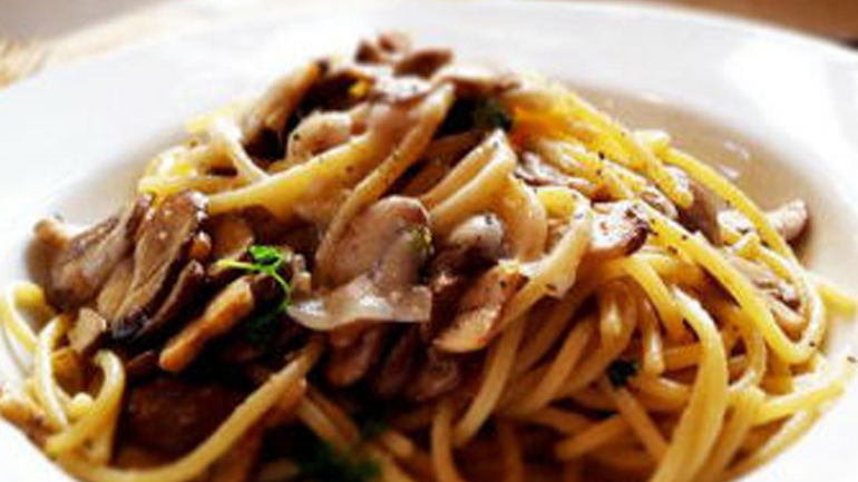 Σπαγγέτι με μανιτάρια και ντομάτες