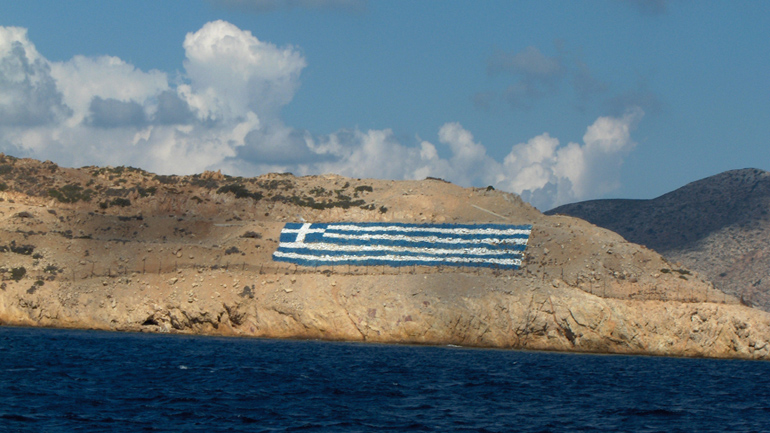 Ψέριμος: Προσήχθησαν επειδή σήκωσαν «τουρκική» σημαία, η οποία όμως ήταν… ομάδας