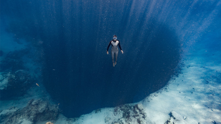 Πρωταθλήτρια ελεύθερης κατάδυσης βοηθά τους ελίτ στρατιώτες να επιβιώσουν κάτω από το νερό για 6 λεπτά