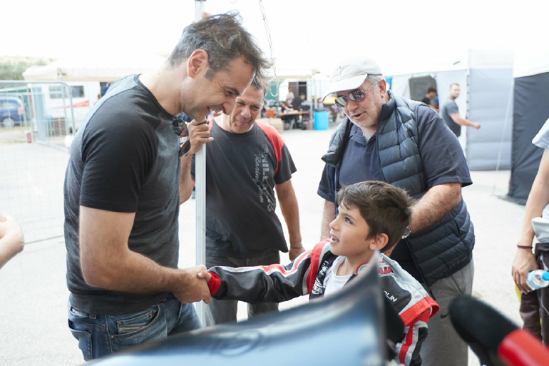 Ο Κυριάκος Μηρτσοτάκης με τον 9χρονο Βασίλη Αποστολίδη, τον Γιώργο Γρυλλάκη και τον Στράτη Χατζηπαναγιώτου