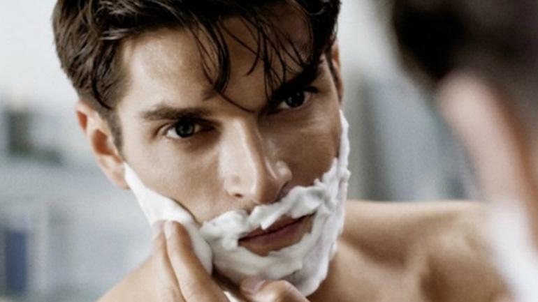 Η Τέτα Καμπουρέλη συμβουλεύει: Φροντίστε τους συντρόφους σας ξυρίζοντάς τους με… σαντιγί!