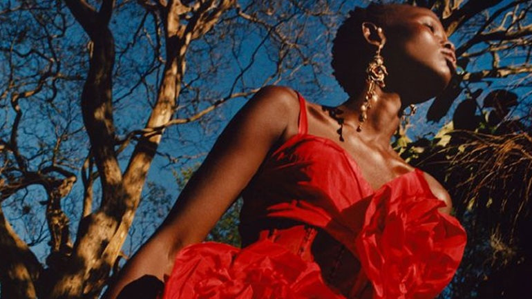 Jewelled satchel: Η νέα τσάντα του Alexander McQueen που θα κάνει το outfit σου classy και διαχρονικό