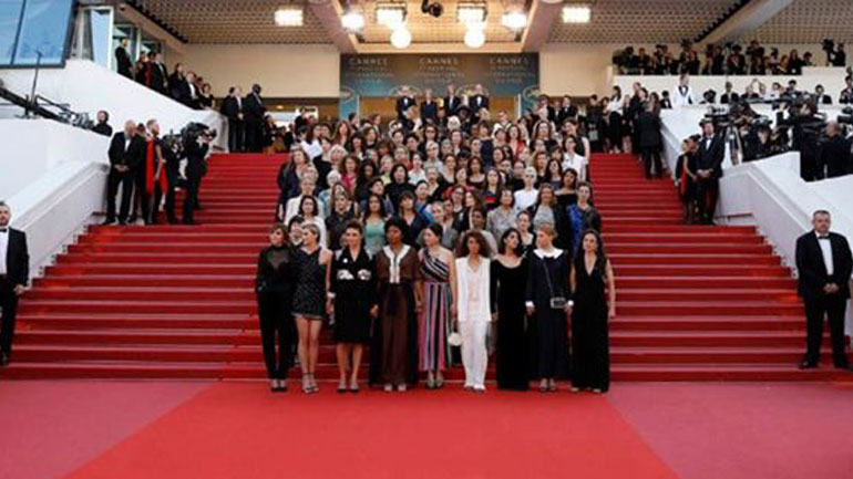 Συμβολική «κατάληψη» στο κόκκινο χαλί των Καννών από 82 γυναίκες της 7ης Τέχνης