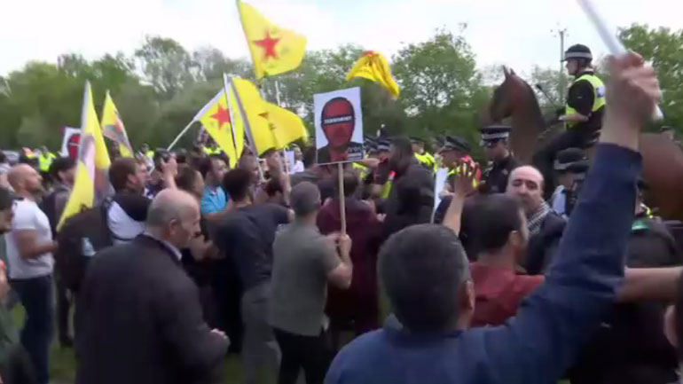 Κούρδοι διαδηλωτές κατά Ερντογάν στη Βρετανία