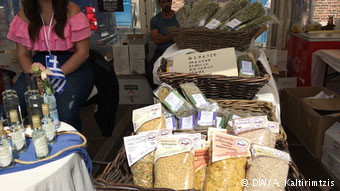 Όσοι επισκέφθηκαν το δεύτερο Ελληνικό Φεστιβάλ του Ντύσελντορφ είχαν την ευκαιρία να δοκιμάσουν και να αγοράσουν επιλεγμένα ελληνικά προϊόντα