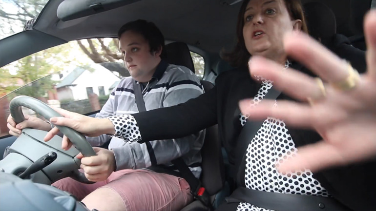 Παραλίγο να πάθει συγκοπή με την οδήγηση του γιου της!