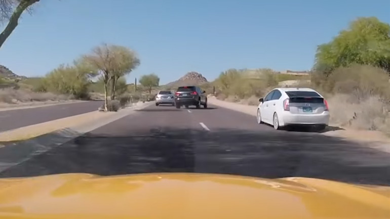 Οδηγός κάνει σλάλομ ανάμεσα σε αυτοκίνητα και χάνει τον έλεγχο