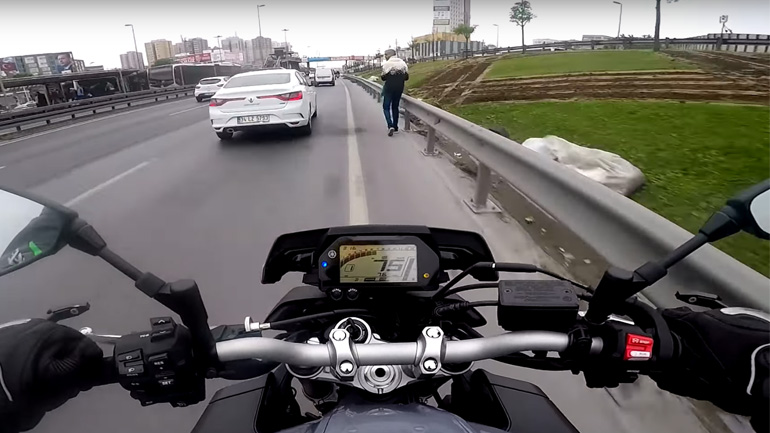 Μοτοσικλετιστής φλερτάρει με τον θάνατο