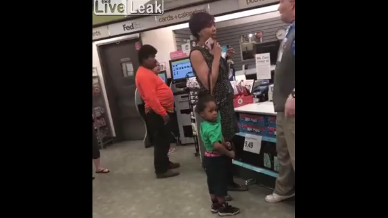 Διευθυντής καταστήματος διώχνει μητέρα που δεν ελέγχει το άτακτο παιδί της