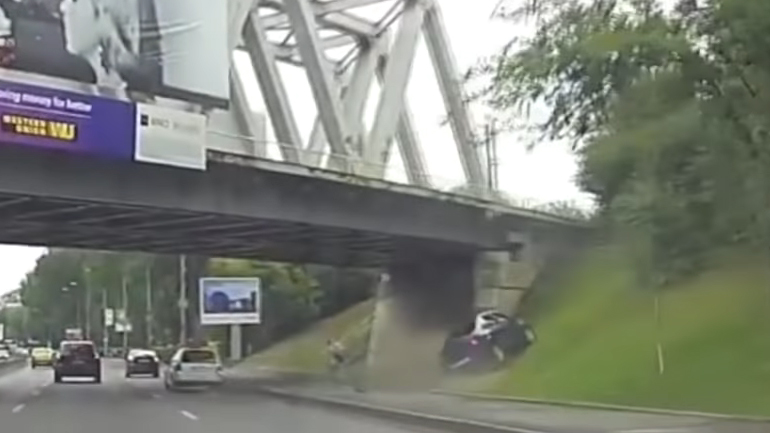 Τον πέταξε εκτός δρόμου! Τον πέταξε εκτός δρόμου!