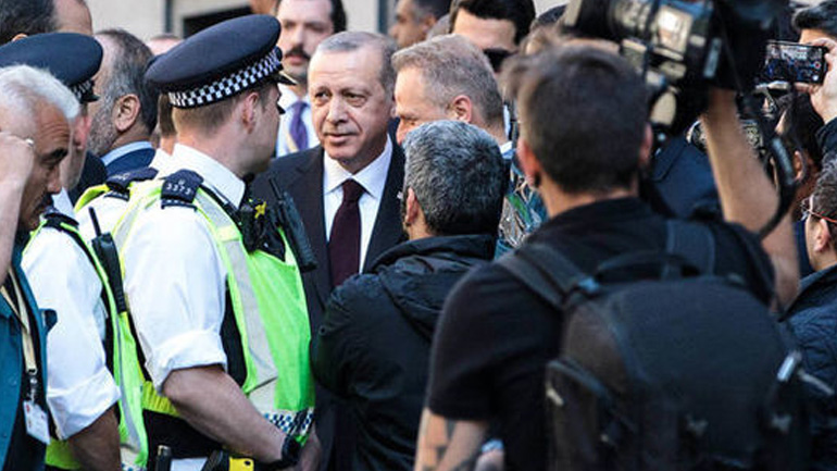 Επεισόδια έξω από την Downing Street στο πλαίσιο της επίσκεψης Ερντογάν Επεισόδια έξω από την Downing Street στο πλαίσιο της επίσκεψης Ερντογάν