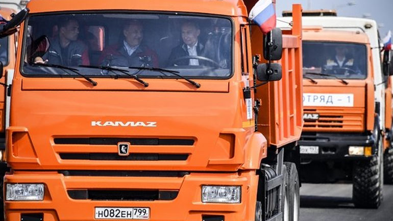 Διαβεβαιώσεις από το Κρεμλίνο: «Ο Πούτιν έχει άδεια οδήγησης φορτηγού»