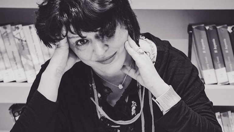 «Το παιδί με τη ριγέ μπλούζα», ένα βιβλίο της Έλενας Χουσνή για την παιδική κακοποίηση και το ηλεκτρονικό έγκλημα