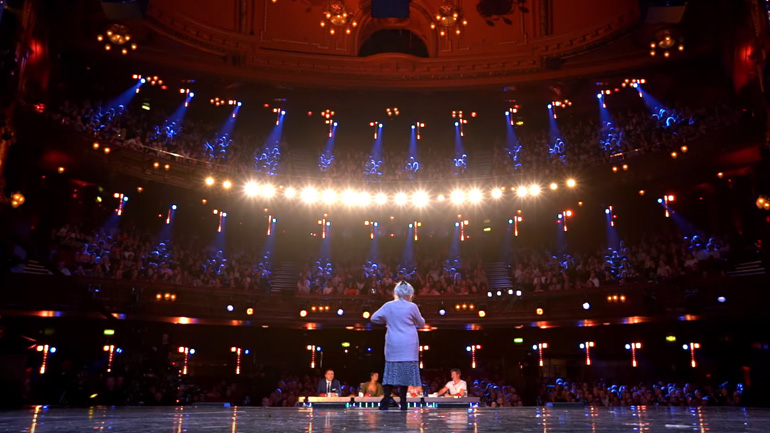 Η γιαγιά τραγουδάει AC/DC