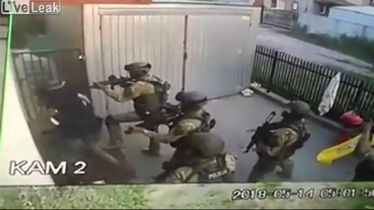 Ειδικές δυνάμεις επιχειρούν να εισβάλουν σε σπίτι