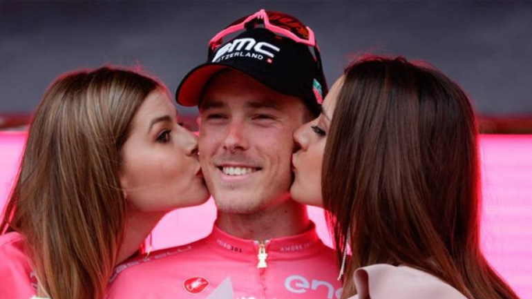 Σήκωσε την μπλούζα της και έδειξε τον εσωτερικό της κόσμο… στους ποδηλάτες!