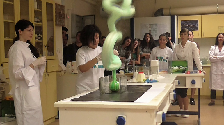 Λύκειο στην Αλικαρνασσό ξεχωρίζει στο Youtube με χημικά πειράματα!