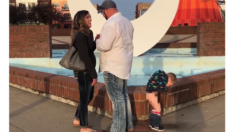 Ο πιτσιρικάς έκλεψε την δόξα από τον άντρα που έκανε πρόταση γάμου στην μητέρα του