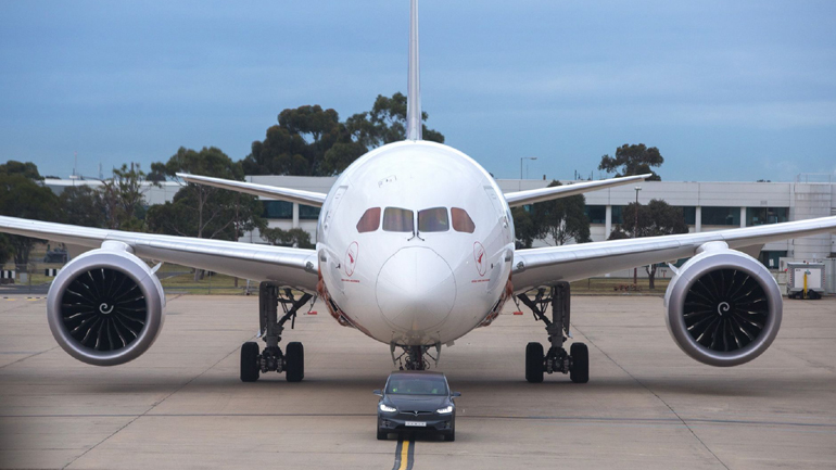 Ηλεκτρικό SUV ρυμουλκεί αεροπλάνο βάρους 130 τόνων