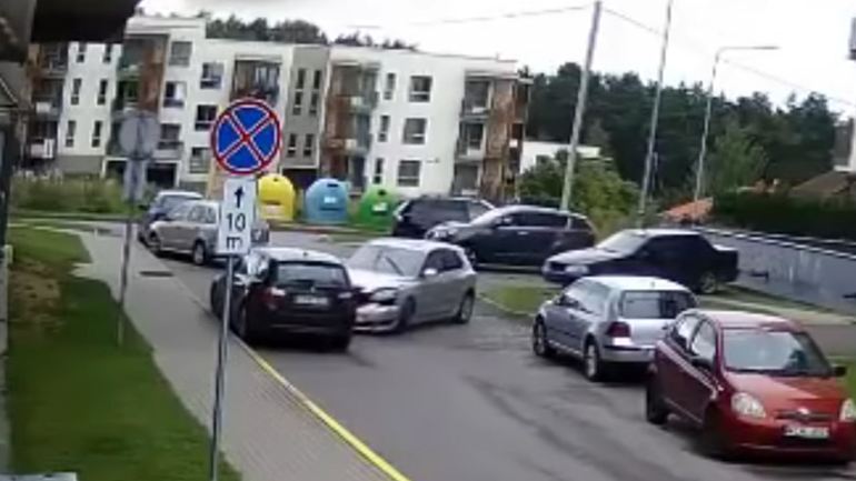 Πήγε να ξεπαρκάρει και τα διέλυσε όλα!