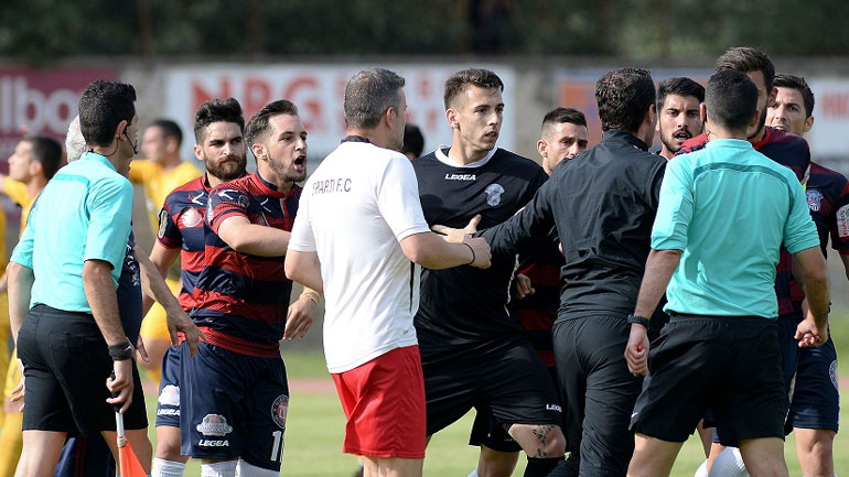 Πήραν στο… κυνήγι τον διαιτητή οι παίκτες της Σπάρτης