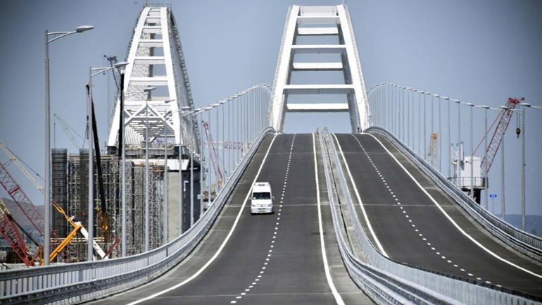 Το ΝΑΤΟ «καταδικάζει» τα εγκαίνια της γέφυρας που συνδέει την Κριμαία με τη Ρωσία