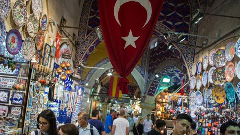 Bloomberg: Οι επενδυτές χάνουν την εμπιστοσύνη τους στην τουρκική οικονομία