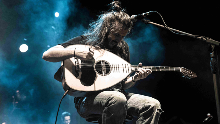 Ο Γιάννης Χαρούλης για δύο βραδιές στο Θέατρο Πέτρας