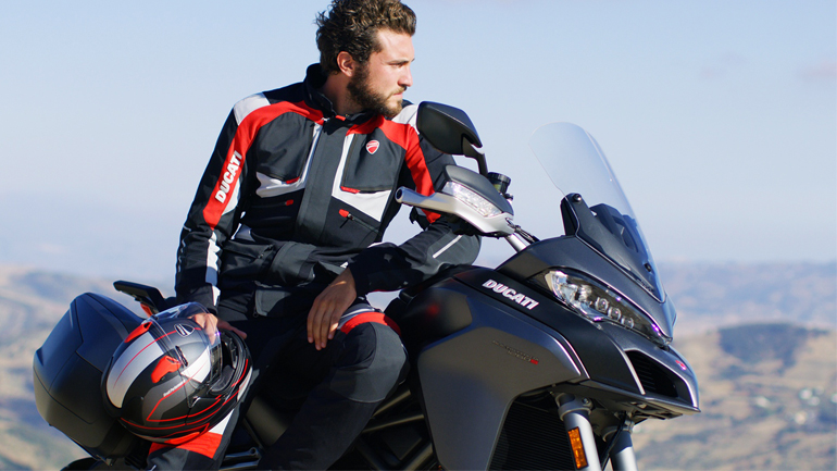 Bazaar της Ducati σε apparel αναβάτη και αξεσουάρ
