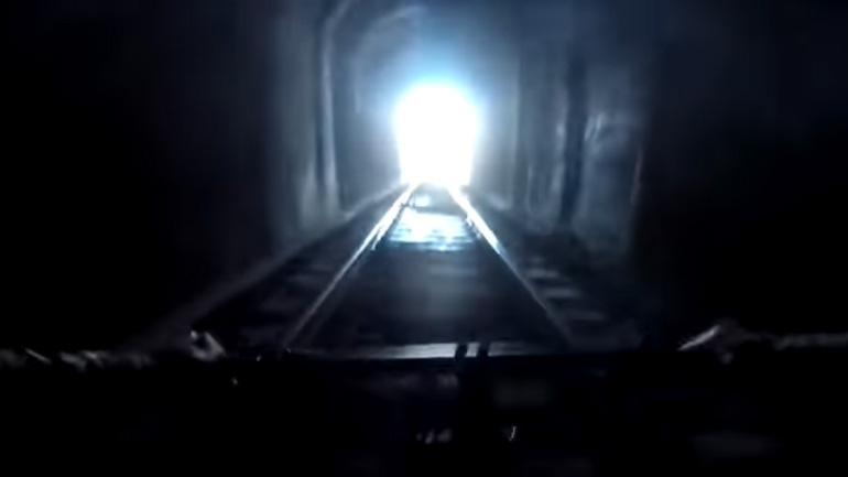 Ποδηλάτες γλιτώνουν τελευταία στιγμή από διερχόμενο τρένο