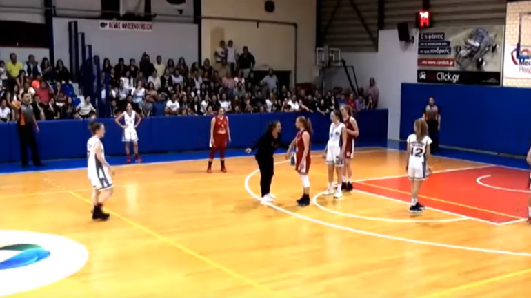 Ελληνίδες μάνες διακόπτουν δύο αγώνες μπάσκετ