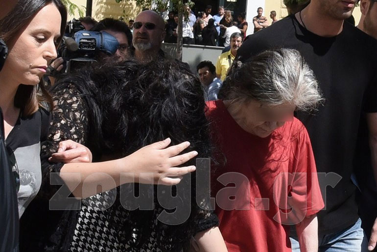 Η 19χρονη με τη μητέρα της