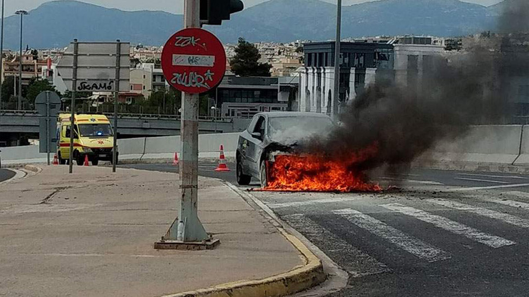Μαρούσι: Στις φλόγες τυλίχθηκε αυτοκίνητο στο «δαχτυλίδι» της Κηφισίας