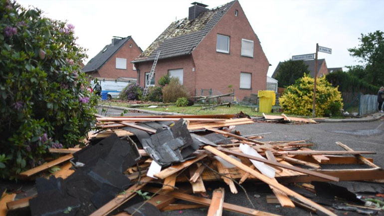 Ντίσελντορφ: Μεγάλες καταστροφές προκάλεσε ανεμοστρόβιλος σε κατοικημένη περιοχή